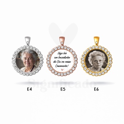 Três medalhões redondos com pedras brilhantes e fotos ou texto no interior