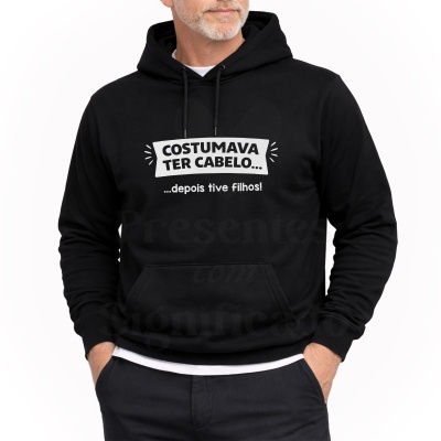 Sweatshirt preta com texto branco COSTUMAVA TER CABELO... ...depois tive filhos! e bolso canguru