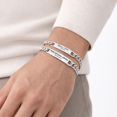 Pulseiras de aço inoxidável gravadas usadas num pulso