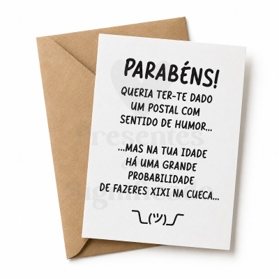 Postal de aniversário em português com mensagem humorística e envelope castanho