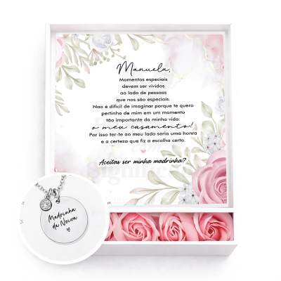 Caixa de presente branca com mensagem de convite para madrinha de casamento, decoração floral e pendente prateado.