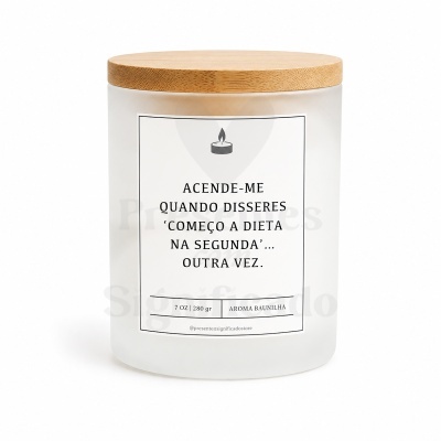 Vela aromática com tampa de madeira e etiqueta com texto em português.