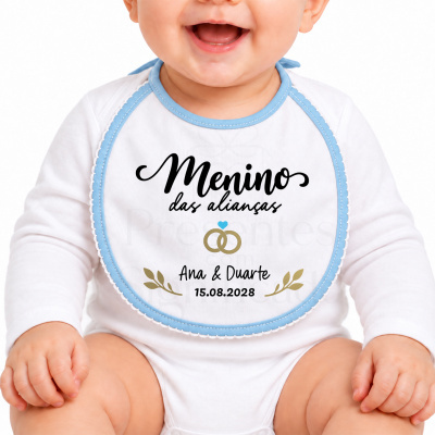 Babete branco com borda azul e texto personalizado usado por bebé