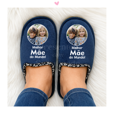 Pantufas azuis personalizadas com foto de crianças e texto em português.