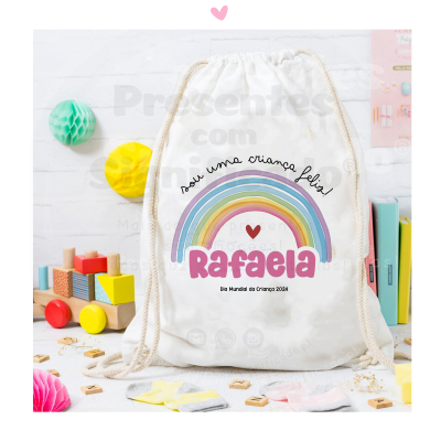 Mochila branca com arco-íris colorido e texto personalizado num ambiente com brinquedos e livros