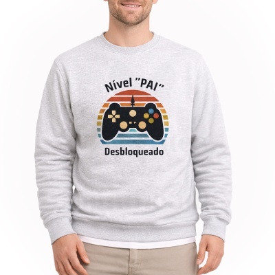 Sweatshirt cinza claro com estampa de comando de videojogo e texto em português