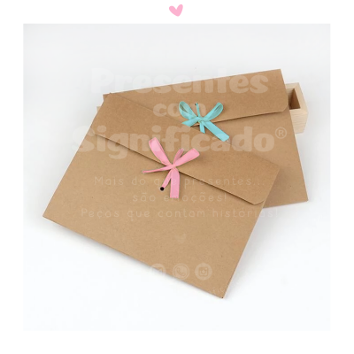 Duas caixas de cartão castanho claro com laços de fita azul e rosa