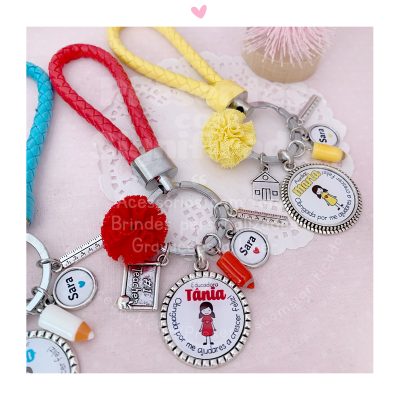 Porta-chaves com cordas trançadas e pendentes metálicos com nomes e mensagens em português