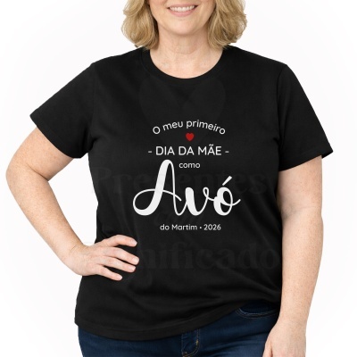 T-shirt preta com mensagem para o primeiro Dia da Mãe como avó, usada por mulher