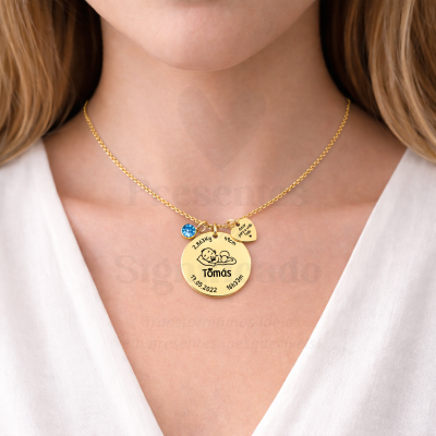 Colar dourado com pingente redondo e pequeno pingente de coração num pescoço