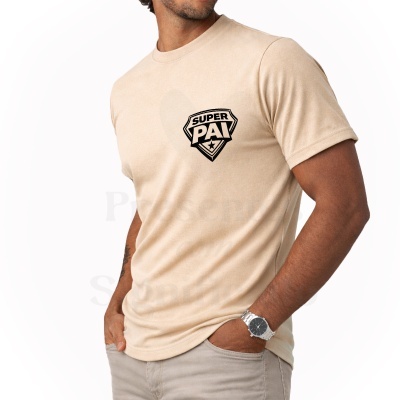 Homem a usar t-shirt bege com estampa SUPER PAI e calças bege claras