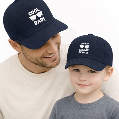 Bonés azuis para pai e filho com textos em branco e design de óculos de sol