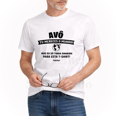 T-shirt branca com texto humorístico sobre avô e planeta Terra