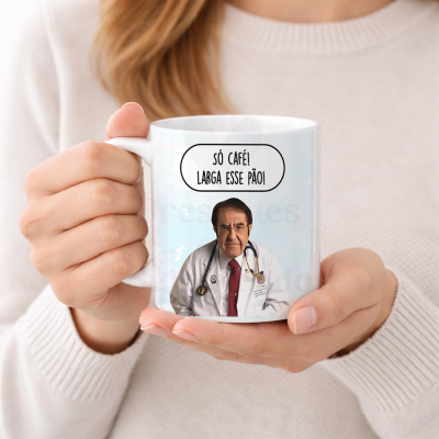 Caneca branca com imagem de médico e texto em balão