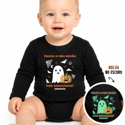 Body bebé preto com gravura temática de Halloween e texto em português.