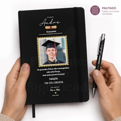 Caderno e caneta pretos personalizados com nome André e foto de jovem com traje académico