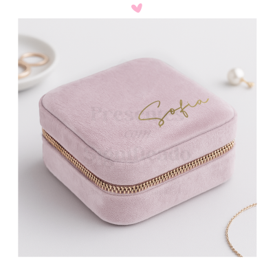 Estojo quadrado rosa claro com fecho dourado e palavra Sofia dourada no topo