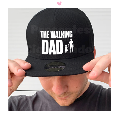 Boné preto com texto e figuras brancas 'THE WALKING DAD'
