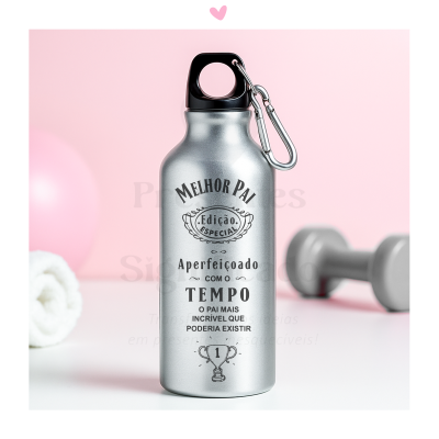 Garrafa desportiva prata com texto para pai sobre fundo rosa, haltere e toalha
