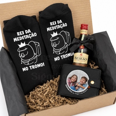 Caixa de presente com meias pretas personalizadas, garrafa de Licor Beirão e carteira preta com foto e texto