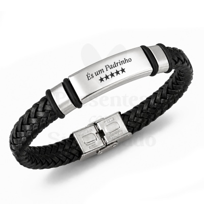 Pulseira masculina de couro preto trançado com placa de aço inoxidável com texto gravado.