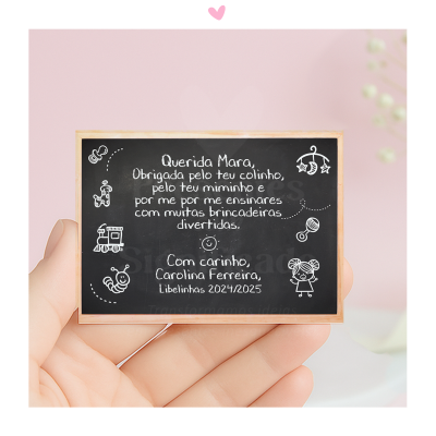 Mini quadro-negro com texto de agradecimento a Mara e desenhos infantis com moldura de madeira