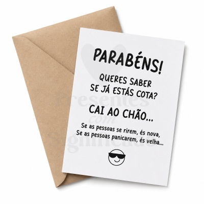 Cartão de felicitações com texto humorístico em português e envelope castanho.