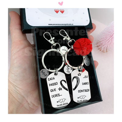 Porta-chaves metálicos com gravações e decoração vermelha em caixa preta