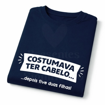 T-shirt azul escuro com texto humorístico em branco