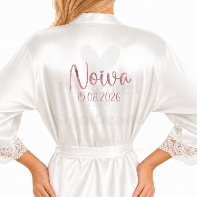 Robe branco acetinado com renda nas mangas e texto rosa brilhante na costas