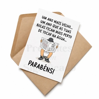 Cartão de aniversário humorístico com ilustração e texto em português.