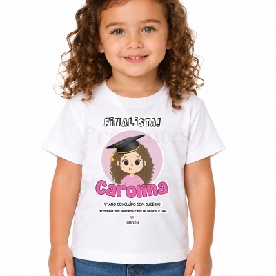 Camisola branca infantil com estampa de formatura e nome Carolina.