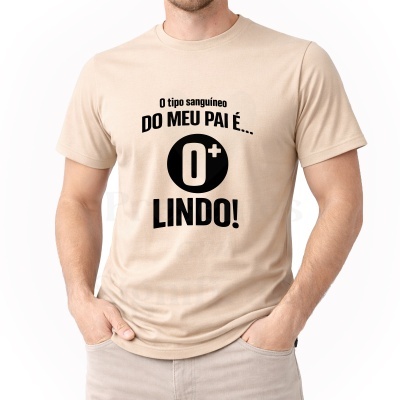 T-shirt bege com texto preto O tipo sanguíneo DO MEU PAI É... O+ LINDO! usada por homem