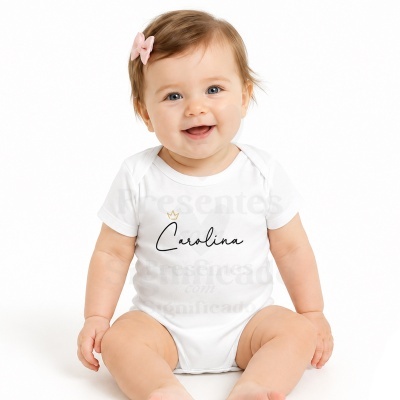 Bebé sorridente com body branco personalizado com o nome Carolina e laço rosa no cabelo