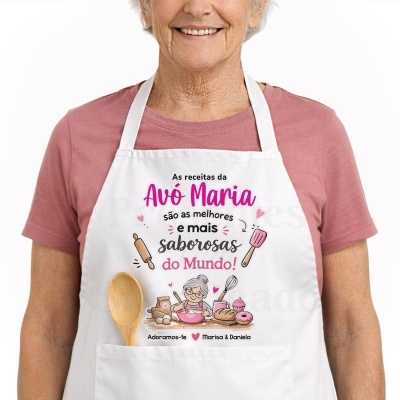 Avental branco personalizado com texto e ilustrações de cozinha usado por mulher com t-shirt rosa
