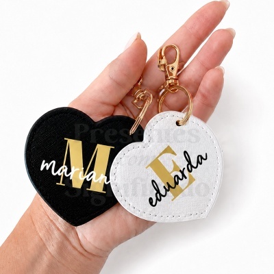 Porta-chaves em forma de coração preto e branco com letras e nomes personalizados