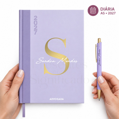 Agenda diária lilás com nome Sandra Mendes e caneta lilás com detalhes dourados