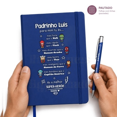 Caderno azul com desenhos de super-heróis e texto personalizado, com elástico e caneta azul ao lado.