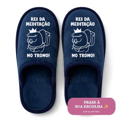 Chinelos azul escuro com desenho e texto branco