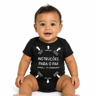 Bebé com body preto com instruções para o pai em texto branco num fundo branco.