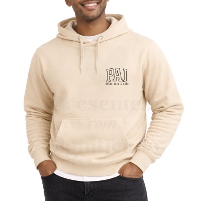 Homem a usar sweatshirt bege com capuz e texto PAI DESDE 2019 & 2020 no peito.