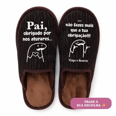 Chinelos de tecido castanhos com frases e desenhos brancos