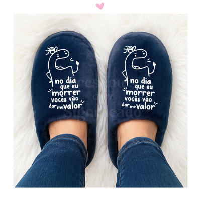 Chinelos azuis com desenho e texto em branco