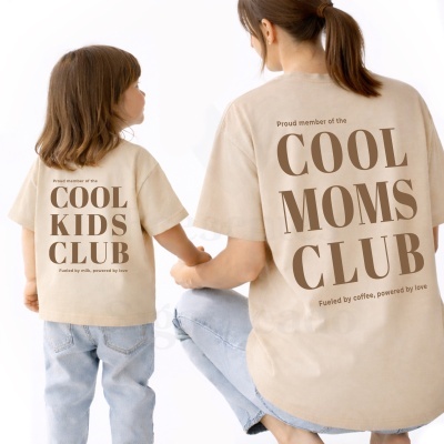 Criança e mulher de costas com t-shirts bege com texto castanho