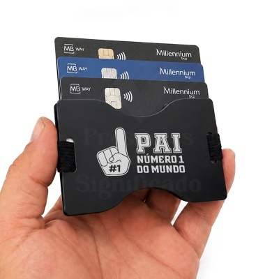 Carteira porta-cartões preta com frase PAI NÚMERO 1 DO MUNDO e três cartões Millennium bcp