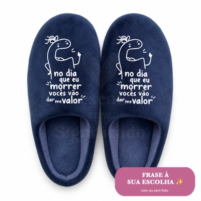 Chinelos azuis felpudos com texto em português e desenho branco