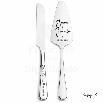 Conjunto de talheres para bolo em metal prateado com inscrições personalizadas em preto.