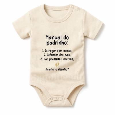 Body bebé bege claro com texto preto e fechos de pressão.