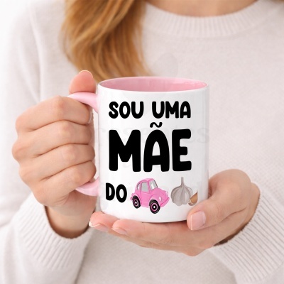 Caneca branca com interior e pega rosa, texto preto e imagens de carro rosa e alho