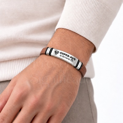 Pulseira de couro castanho com placa metálica prateada e gravação SUPER-AVÔ do Bernardo